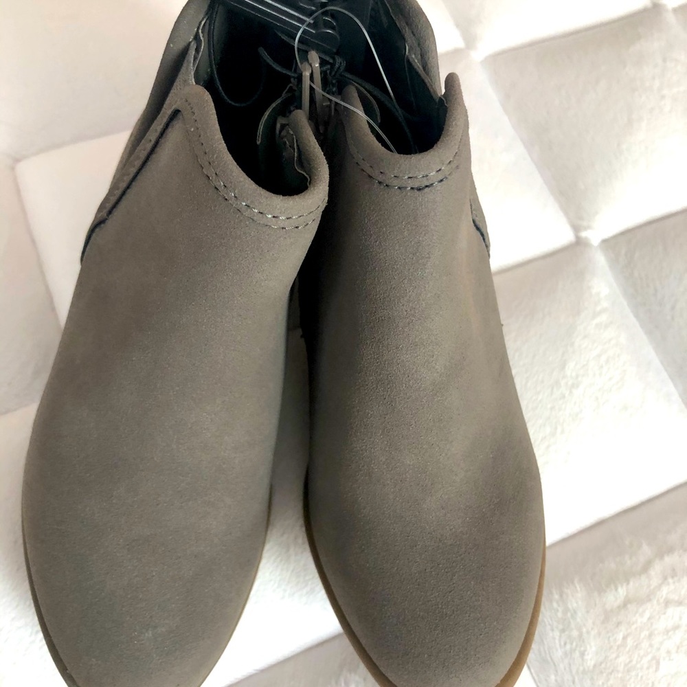 NWOT toddlers Size 10 grey faux suede boots